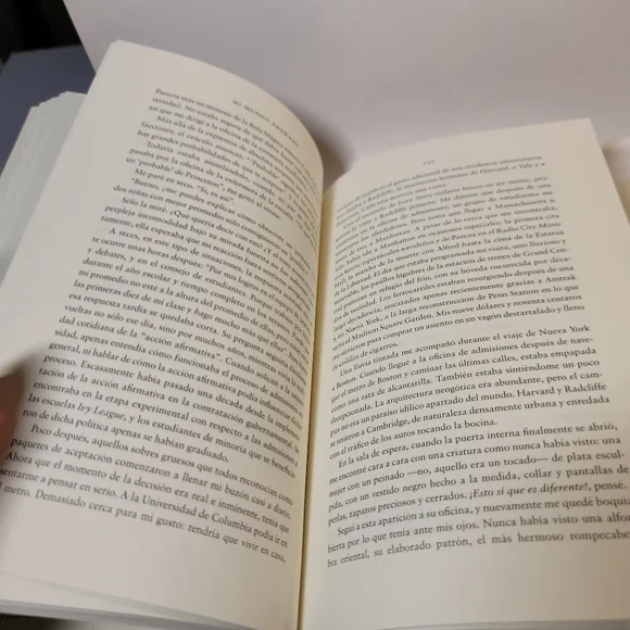 Spanish book used "My mundo adorado Sonia Sotomayor" book - Picture 12 of 13